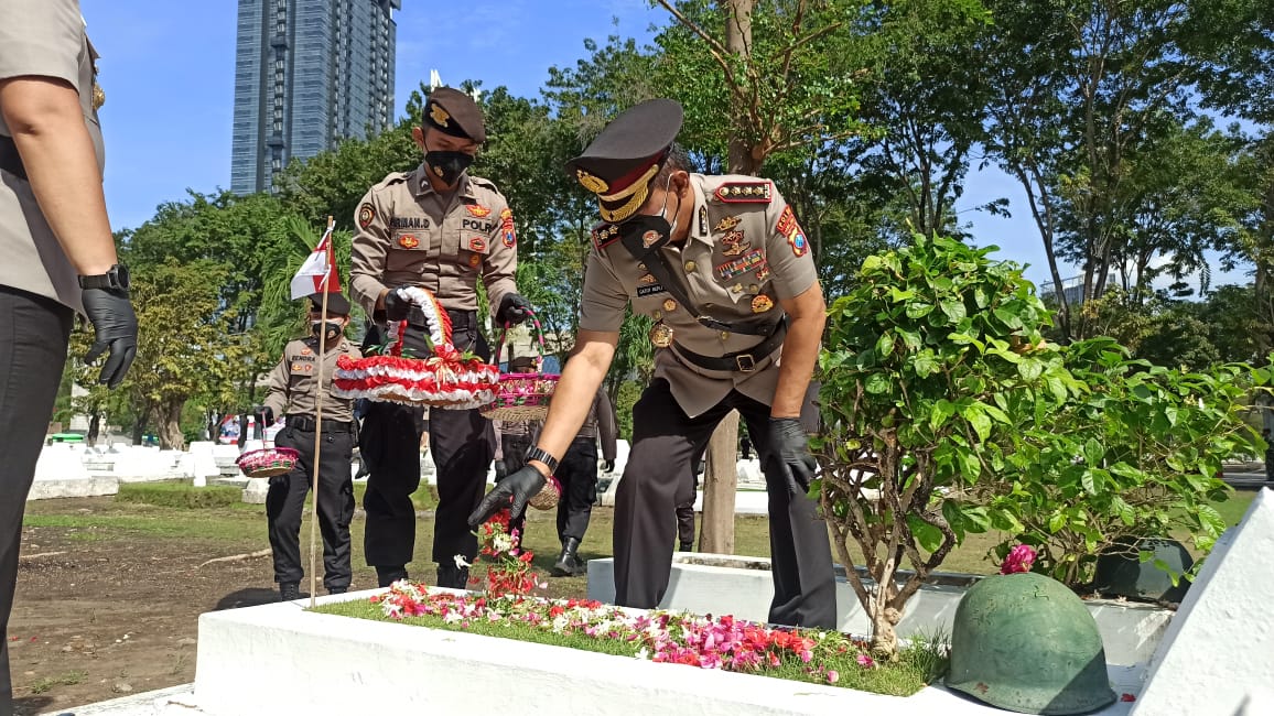 Momentum Hari Bhayangkara Ke 75 Kapolda Jatim Ziarah Ke TMP 10