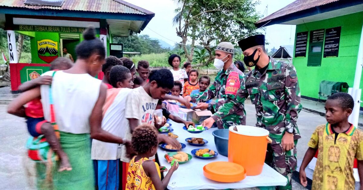 Jumat Berkah Satgas Pamtas RI PNG Yonif 131 Brs Berbagi Makanan Bergizi