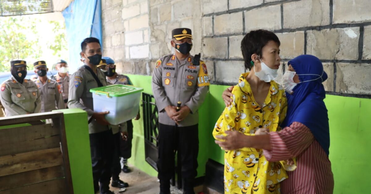 Berkah Ramadhan Kapolres Magetan Blusukan Berikan Bantuan Sosial