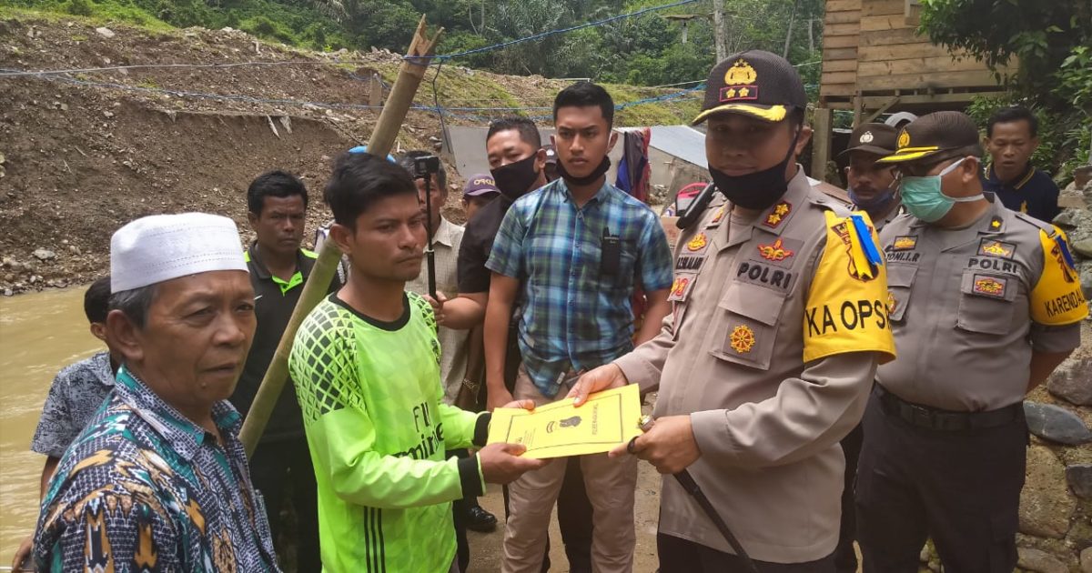 Kapolres Madina Berikan Santunan Dan Sembako Kepada Dua Keluarga Korban