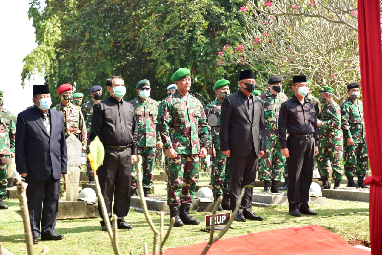 Kasad Pimpin Upacara Pemakaman Alm Jenderal TNI (Purn) Pramono Edhie ...